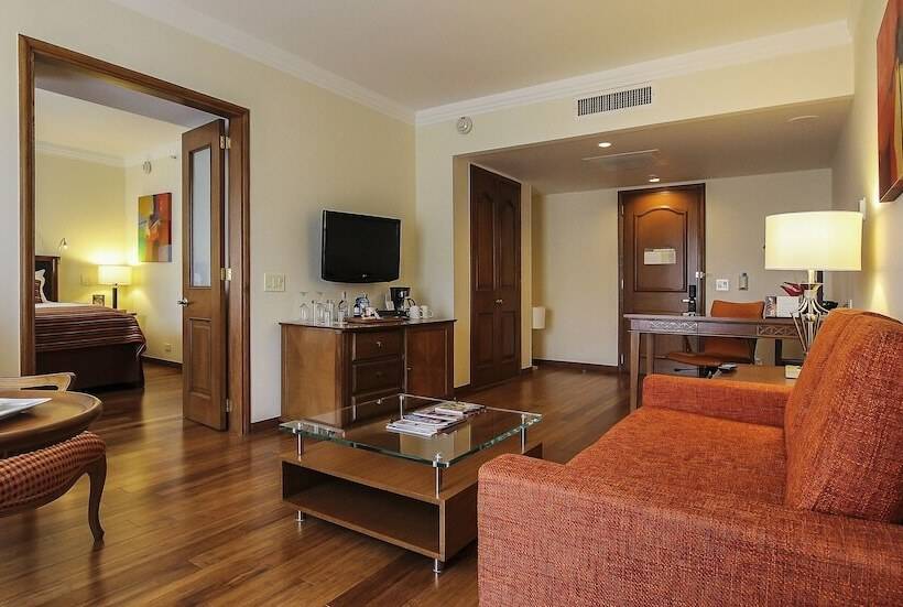 주니어 스위트, Intercontinental Cali, An Ihg