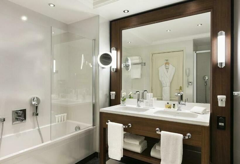 اتاق لوکس با چشم‌انداز شهر, Hôtel Barrière Le Majestic Cannes