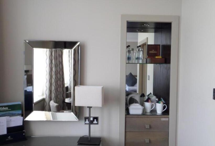اتاق کلاب, Crown & Mitre