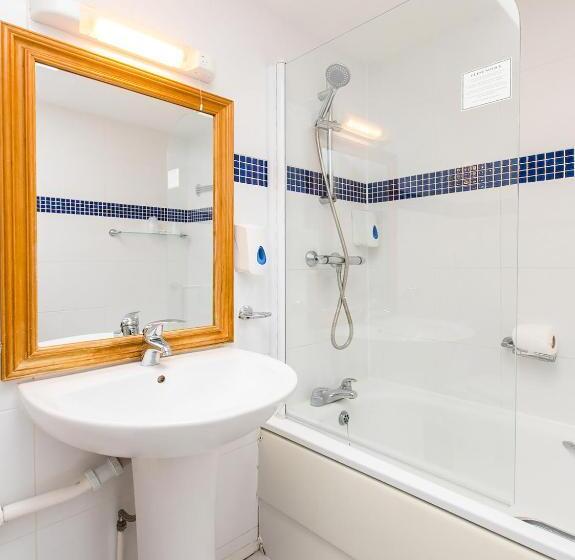 اتاق استاندارد چهار تخته, Stade Court Hotel