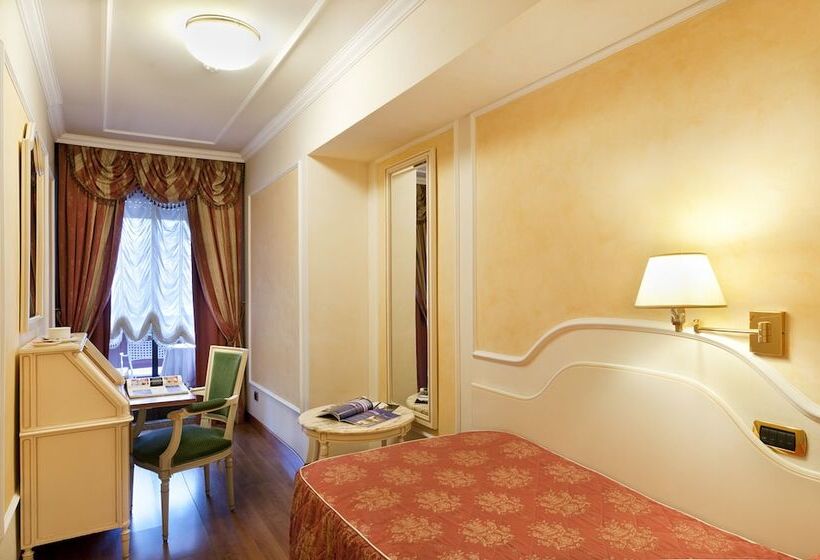 اتاق استاندارد با چشم‌انداز استخر, Grand Hotel Dino