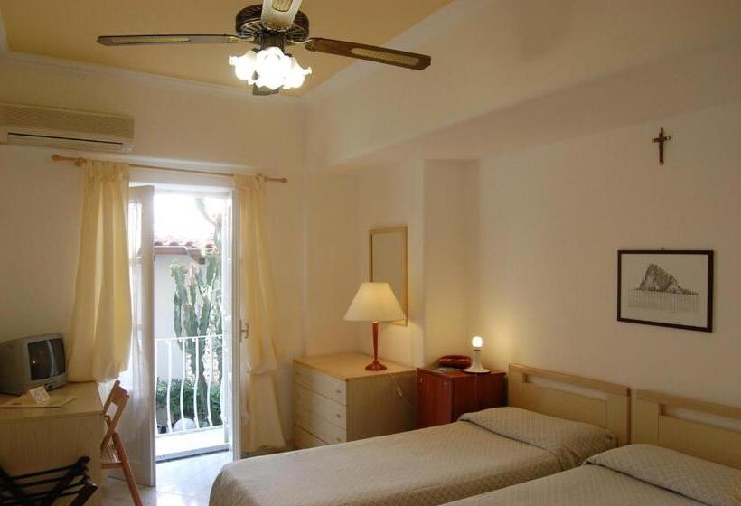 חדר סטנדרט לשלושה, Villa Augustus