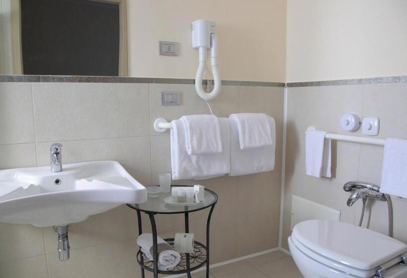 Трехместный Номер Стандарт с Балконом, Club Azzurro Hotel & Resort
