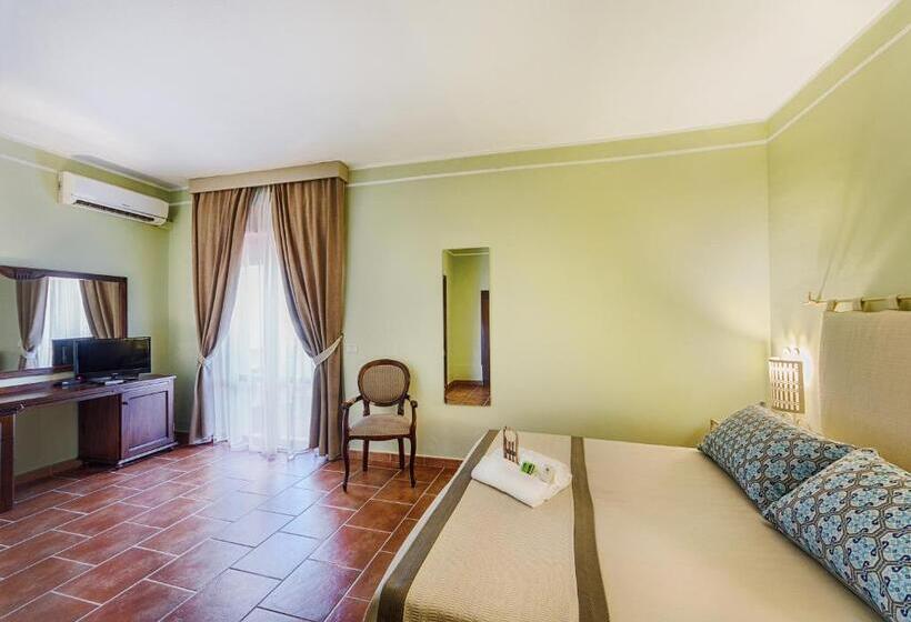 Номер Стандарт Трехместный, Colonna Palace Hotel Mediterraneo
