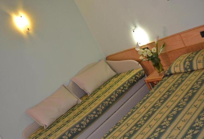 اتاق استاندارد سه نفره, Danila