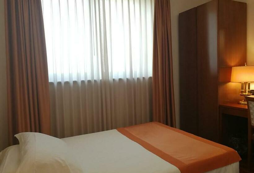 Quarto Estandar Individual, Marconi