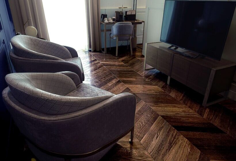 اتاق لوکس با چشم‌انداز دریا, De Bonart Naples   Curio Collection By Hilton