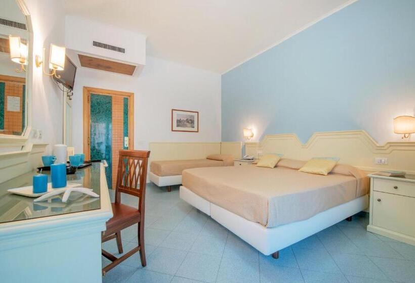Habitación Triple Estándar con Balcón, Ascot Sorrento