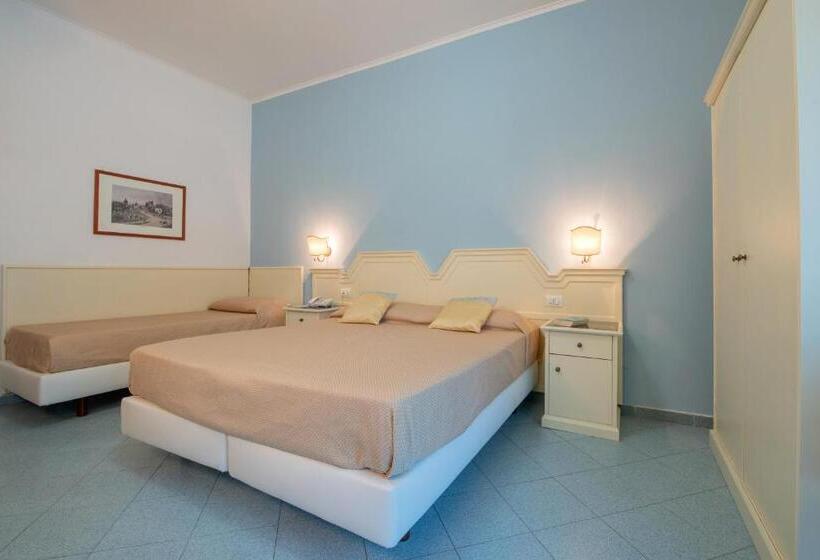 Трехместный Номер Стандарт с Балконом, Ascot Sorrento