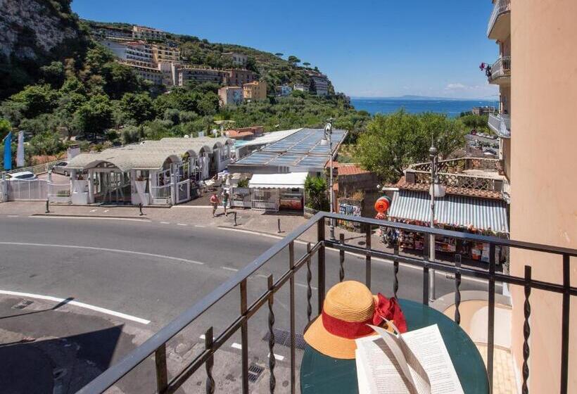 Трехместный Номер Стандарт с Балконом, Ascot Sorrento