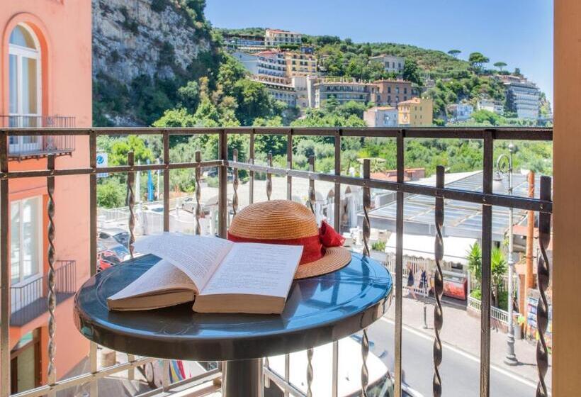Четырехместный Номер Стандарт с Балконом, Ascot Sorrento