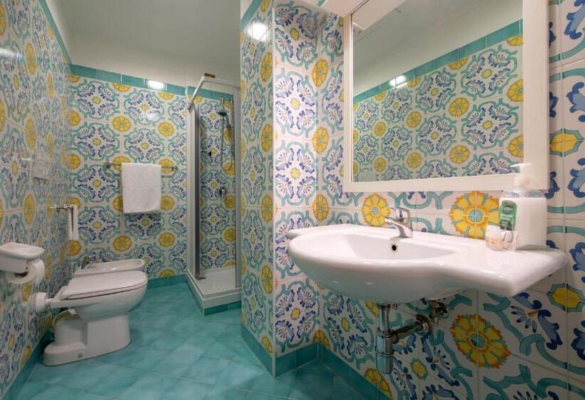 Четырехместный Номер Стандарт с Балконом, Ascot Sorrento