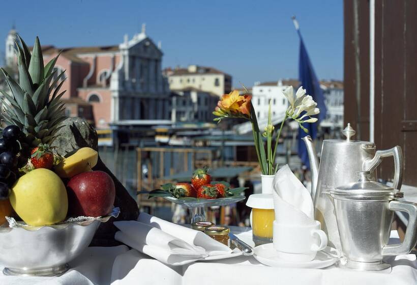 غرفة سوبيريور ذات إطلالة, Carlton on The Grand Canal