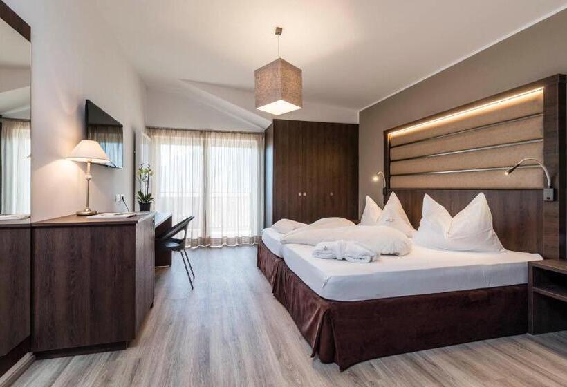 Номер Deluxe, Lisetta