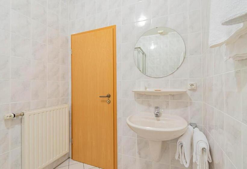 اتاق سوپریور سه تخته, Hôtel Le Petit Poète