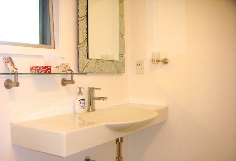 Семейные Апартаменты 3 Спальни, Colonial House Motel