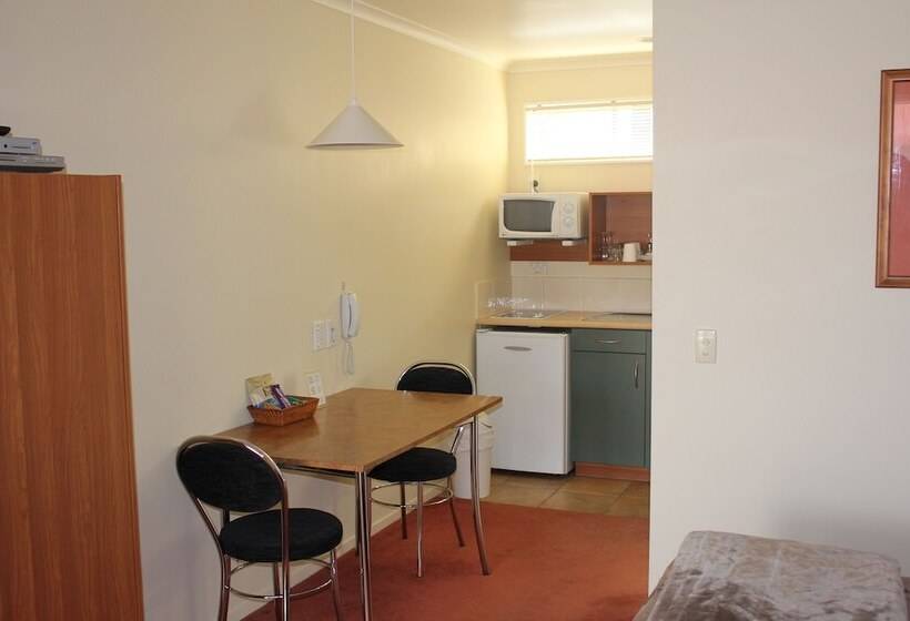 Студия Стандарт, Bk S Egmont Motor Lodge