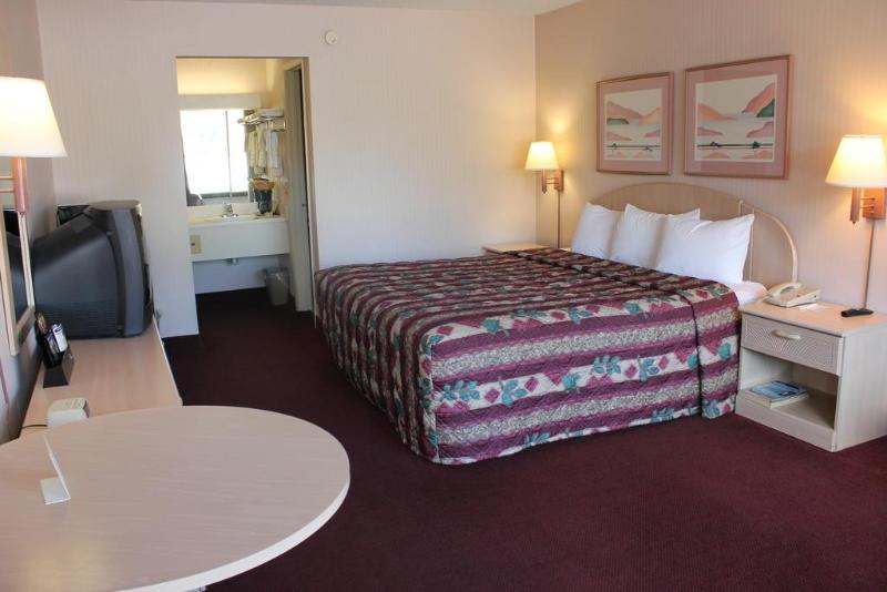 Номер Стандарт Кровать Кинг Адаптированный для Инвалидов, Quality Inn Saint Petersburg Northtampa Bay