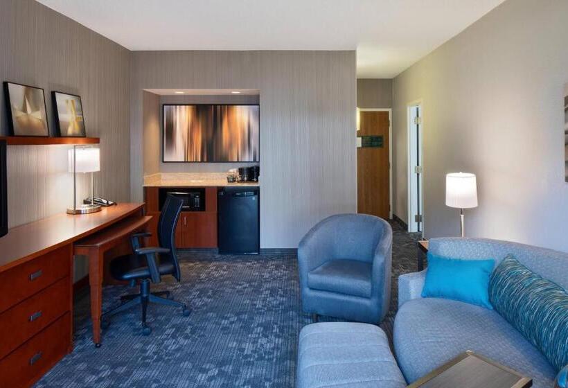 Люкс Кровать Кинг, Courtyard Cincinnati Blue Ash