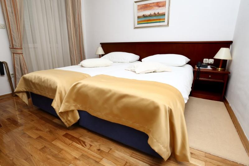 מיטת קינג בסוויטה, Lorenzo Hotel Dallas, Tapestry Collection By Hilton