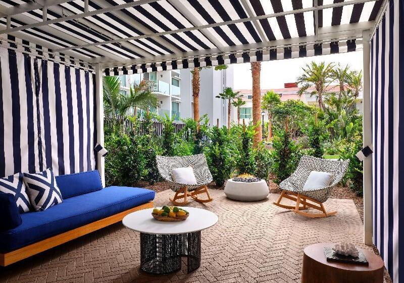 Номер Стандарт Кровать Кинг Адаптированный для Инвалидов, Del Coronado, Curio Collection By Hilton