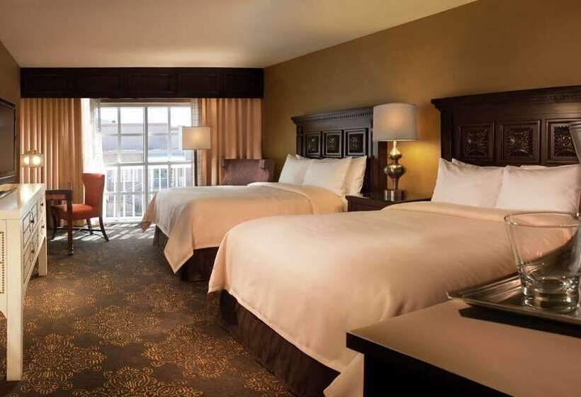 Номер Premium Вид на Бассейн, Hilton Santa Fe Historic Plaza