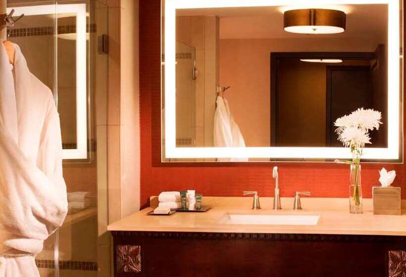 Номер Deluxe Вид на Бассейн, Hilton Santa Fe Historic Plaza