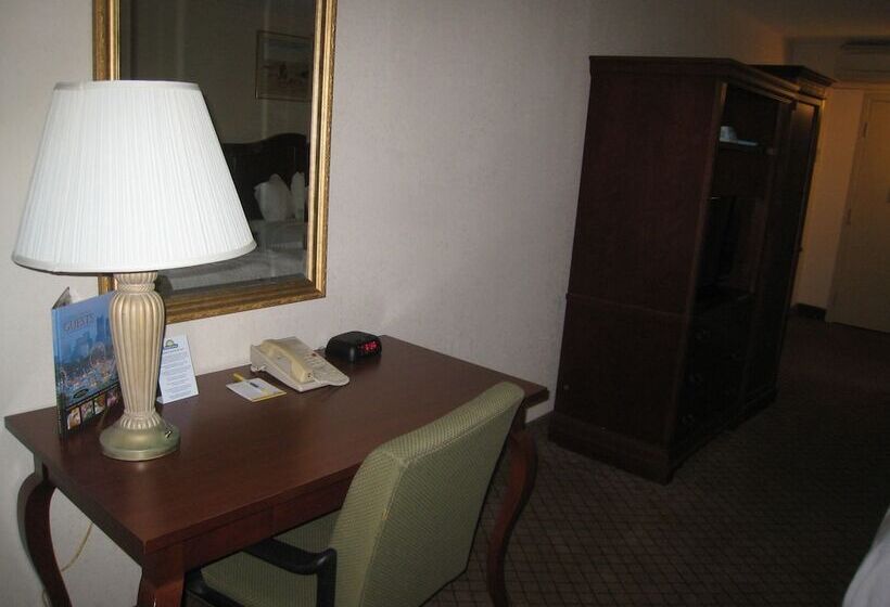 Номер Superior, Days Inn By Wyndham Columbus Airport