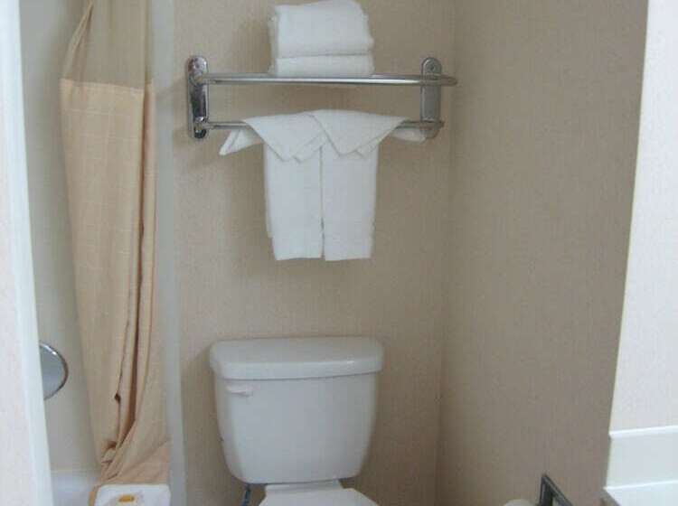 Номер Superior, Days Inn By Wyndham Columbus Airport