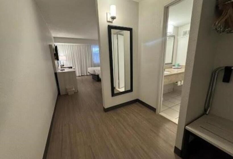 Номер Стандарт Адаптированный для Инвалидов, Quality Inn & Suites East Syracuse  Carrier Circle