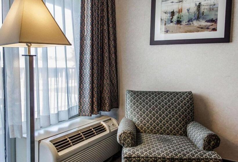 带2个双人床的标准工作室, Quality Inn & Suites