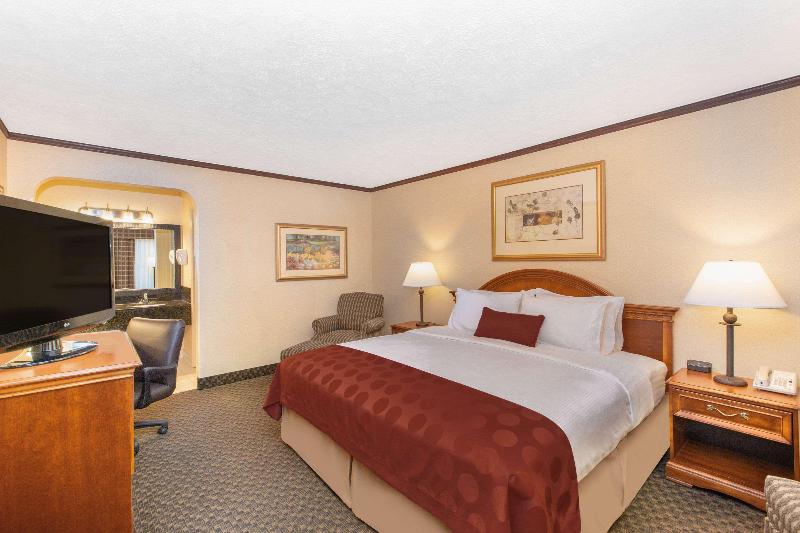 Люкс Кровать Кинг, Ramada By Wyndham Midtown Grand Island