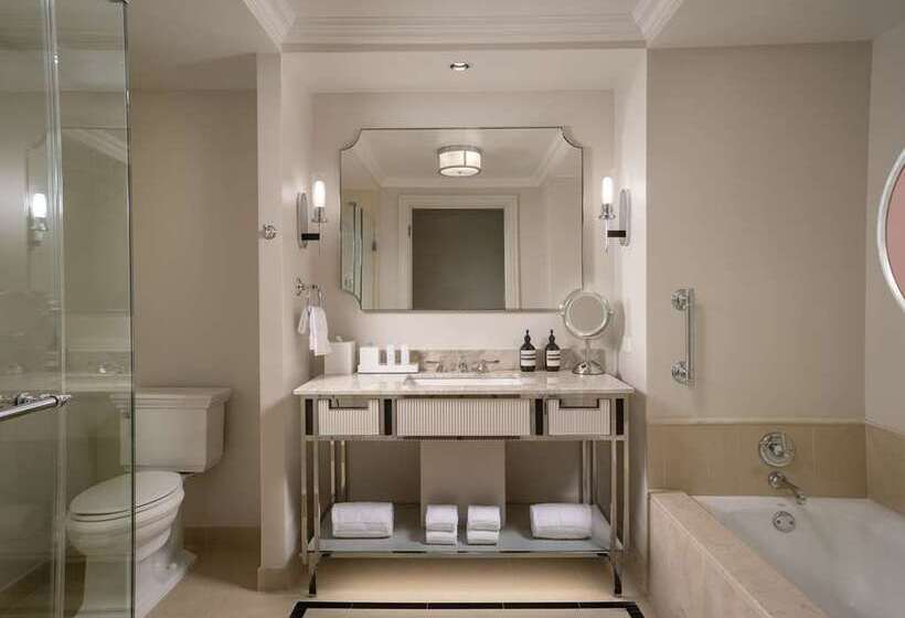 Номер Deluxe Кровать Кинг, The Marquette Hotel, Curio Collection By Hilton