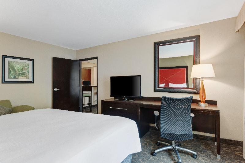 キングサイズベッドのスイートルーム, Crowne Plaza Houston Galleria Area, An Ihg