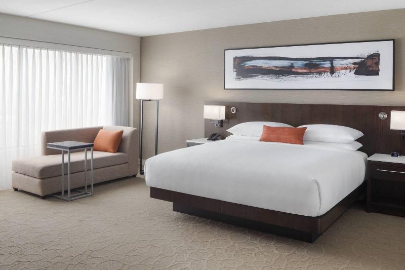 带大床的标准间, Delta Hotels By Marriott Philadelphia Airport