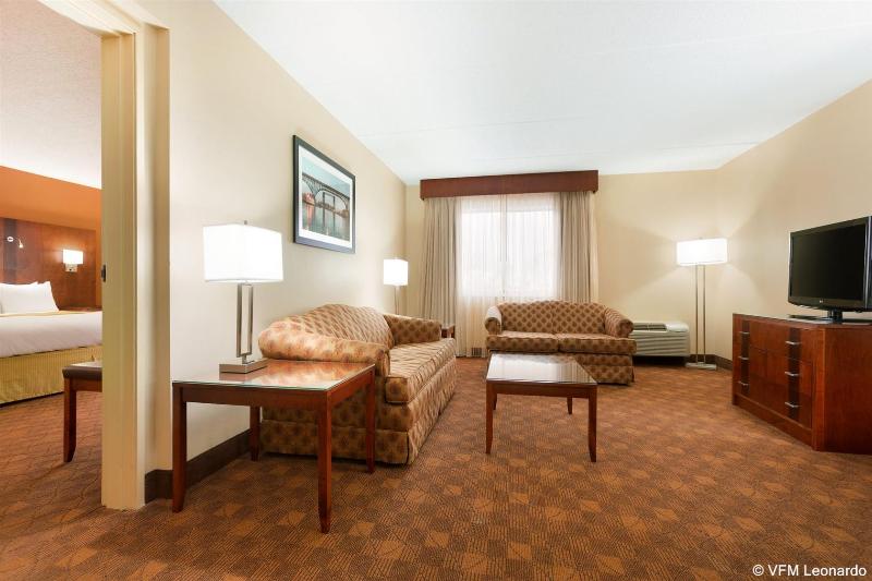 스위트 킹사이즈 침대, Radisson Akron Fairlawn Copley