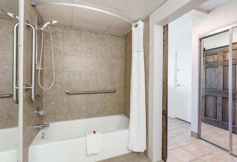 Номер Стандарт Кровать Кинг Адаптированный для Инвалидов, Ramada Plaza By Wyndham Nags Head Oceanfront