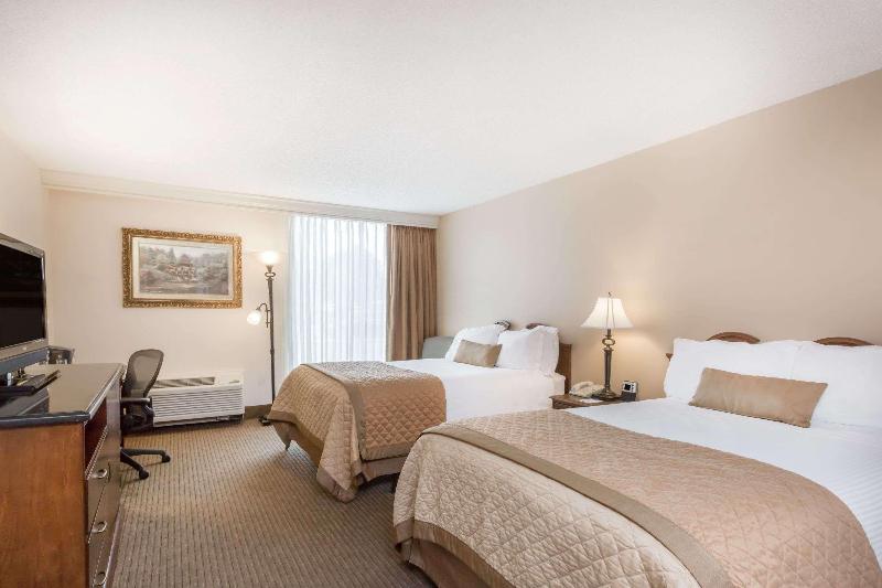 Четырехместный Номер Стандарт, Wyndham Riverfront