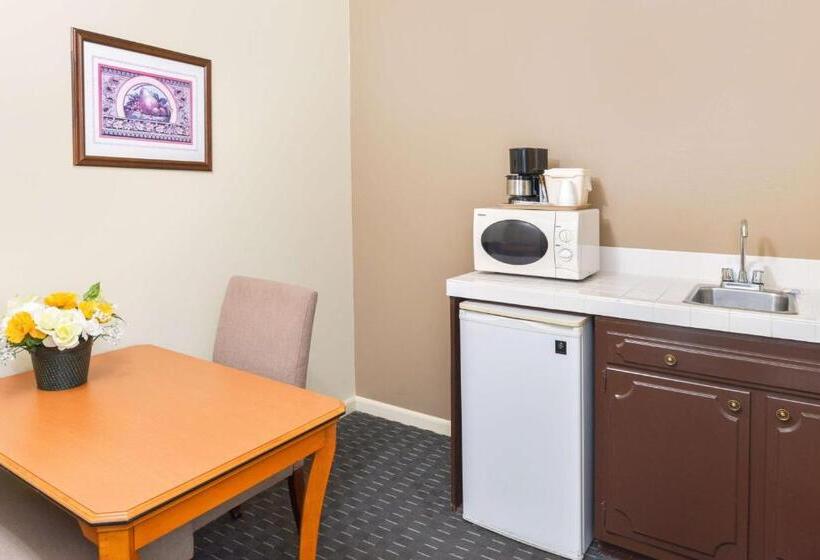 Номер Deluxe Кровать Кинг, Svendsgaard S Lodge  Americas Best Value Inn & Suites