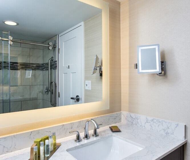 带2个双人床的标准工作室, Doubletree By Hilton Neenah