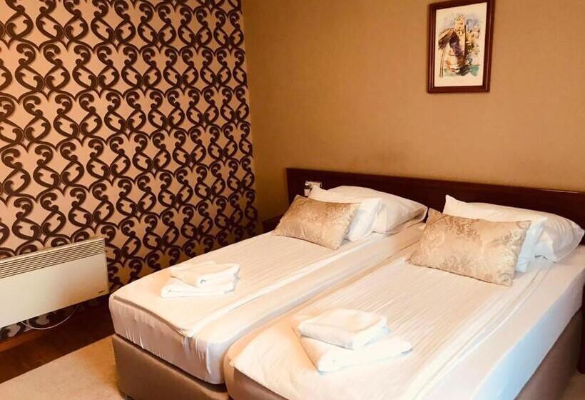 Habitación Triple Estándar, Bristol