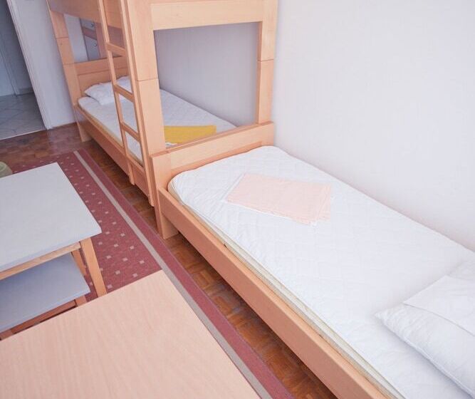 اتاق استاندارد سه تخته با سرویس بهداشتی مشترک, Hi Hostel Zagreb