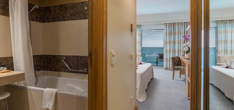 Номер Superior Вид на Море, Pestana Carlton Madeira Ocean Resort