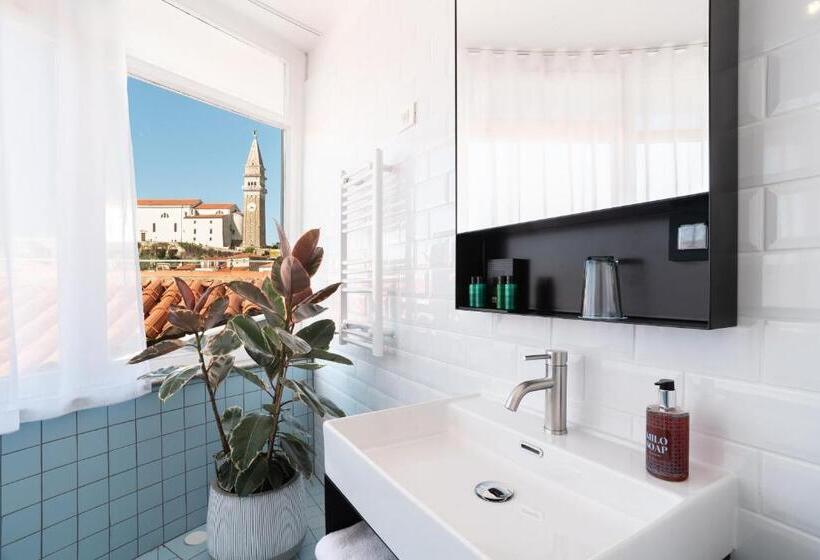 سوییت با چشم‌انداز دریا, Art Hotel Tartini
