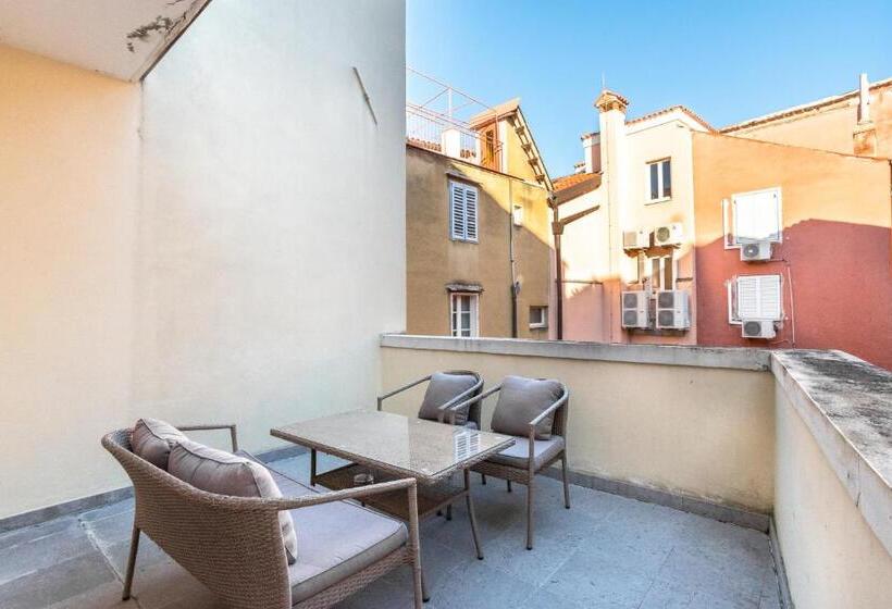 مجموعه ویستا شهر, Art Hotel Tartini