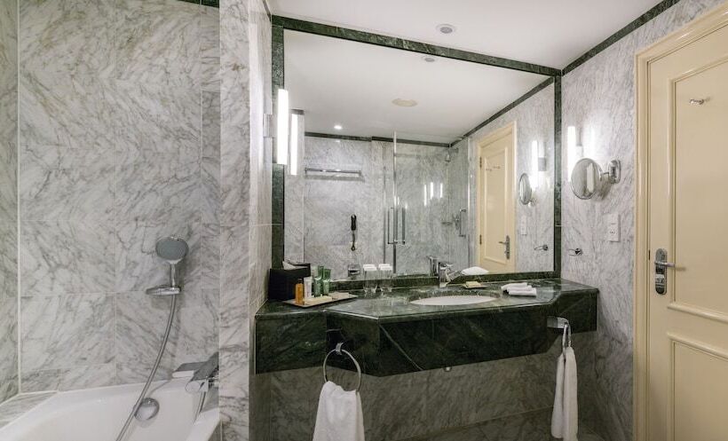اتاق خانوادگی, Hilton Brussels Grand Place