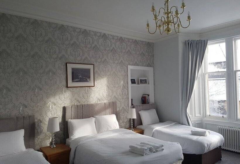 غرفة عائلية, Mcinnes House