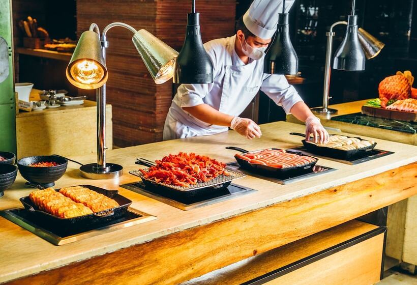 Номер Superior, New World Makati Hotel, Manila
