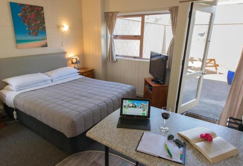 스탠다드 스튜디오, Howick Motor Lodge