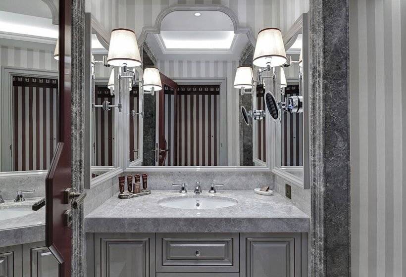 キングサイズベッドのスタンダードルーム, çırağan Palace Kempinski Istanbul